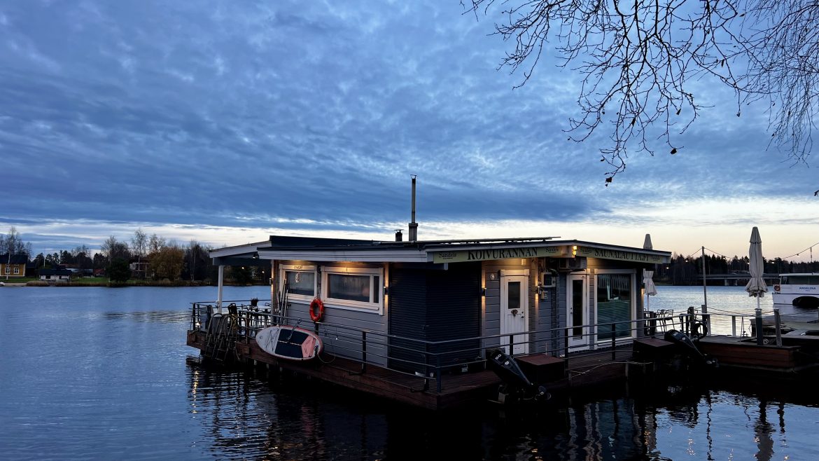 In Finnland saunieren- Finnische schwimmende Sauna in Oulo